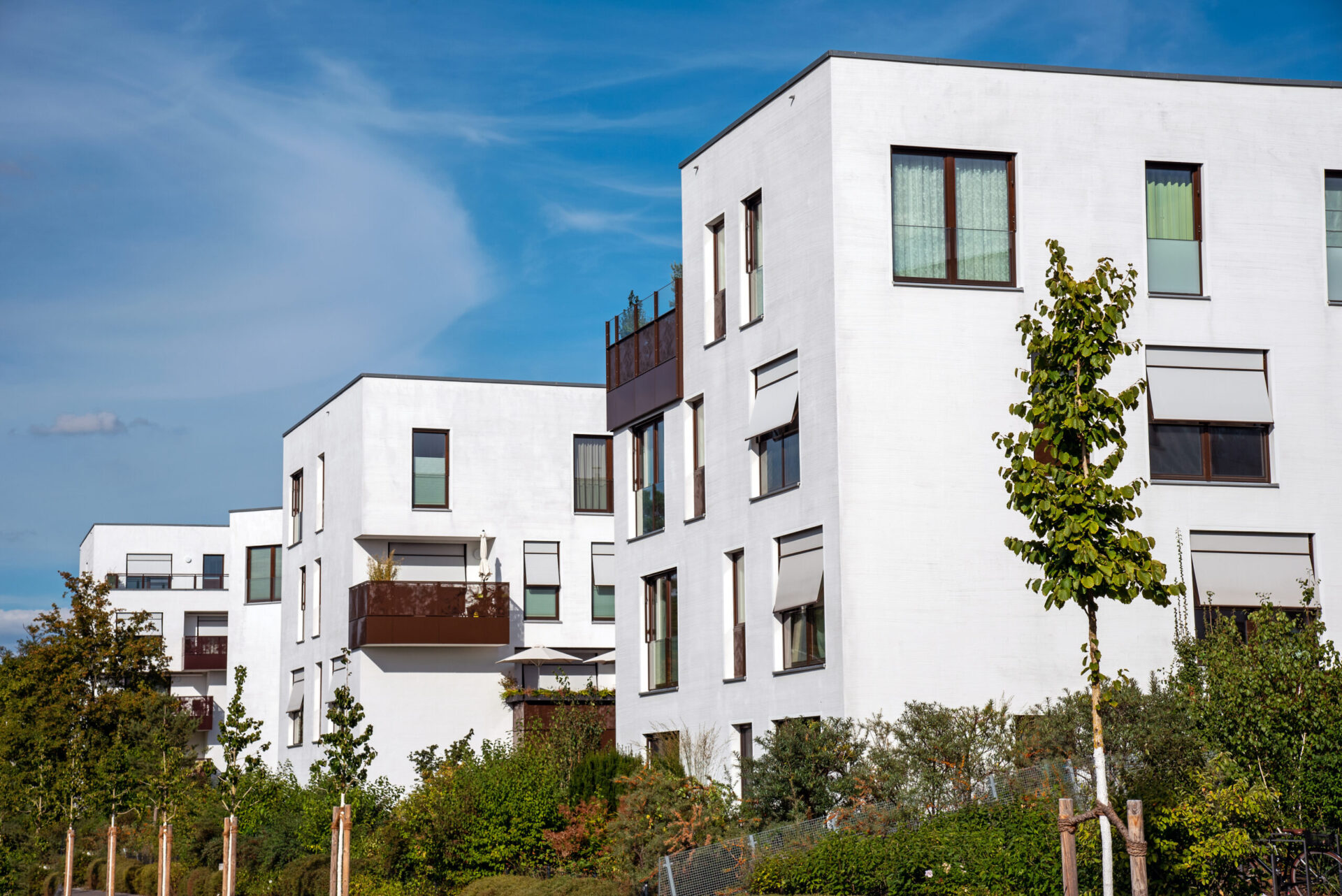 new-building-area-with-white-apartment-houses-seen-berlin-germany